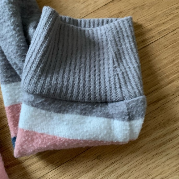 Lightweight soft women’s sweater size medium by Two Beautiful Maternity - Picture 5 of 7